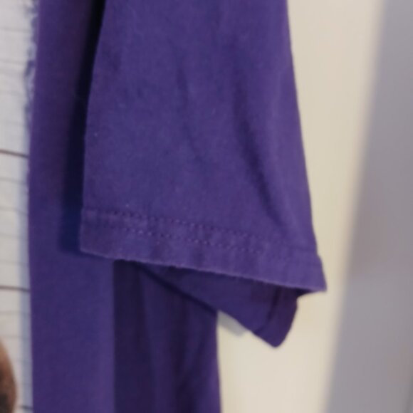 Women's Port & Company Graphic Cat Mugshot Tee Shirt Purple GUC - Picture 3 of 5